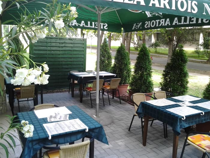 Az Itália Pizzéria terasza és bejárata nyári napsütésben
