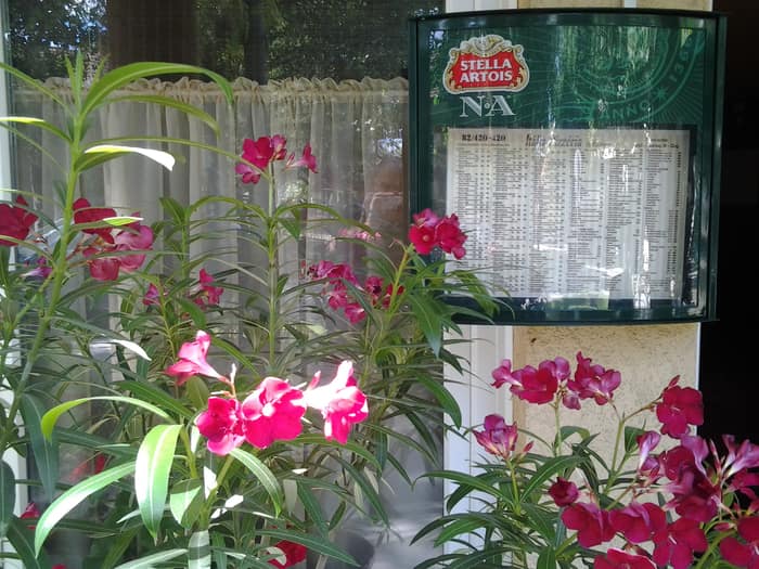 Vendégasztalok az Itália Pizzéria fedett teraszán