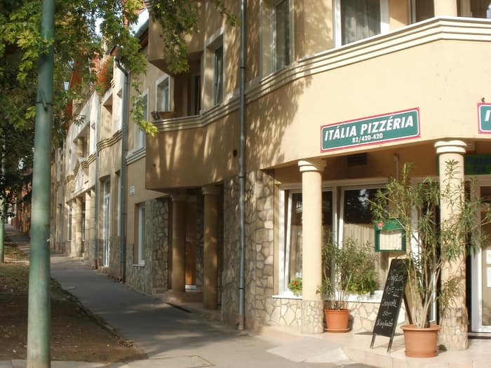 Az étterem belső tere terített asztalokkal, esti hangulatban