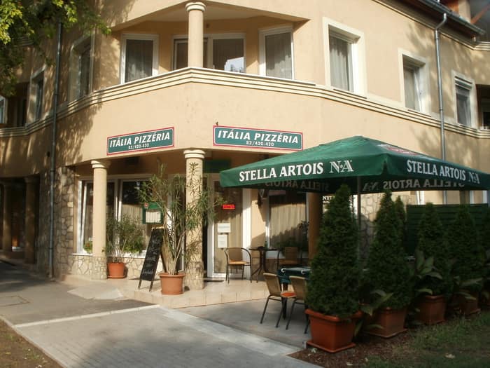 Az Itália Pizzéria és Étterem épülete és terasza Kaposváron, a Németh István fasoron