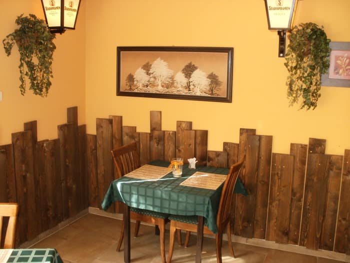 Terített asztalok az Itália Pizzéria belső terében